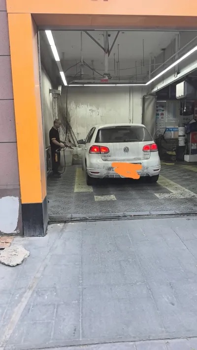 车辆进入洗车工位